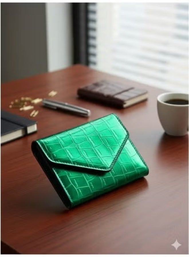 زوبا محفظة نسائية فاخرة بنقشة جلد التمساح – تصميم ميني أنيق وصغير الحجم بفتحات متعددة للكروت وجيب للنقود الورقية والعملات المعدنية – خامة جلد متينة لامعة وسهلة الحمل داخل أي شنطة – تنظيم مثالي وراحة يومية في محفظة واحدة مدمجة وعصرية - لون اخضر - Image 3